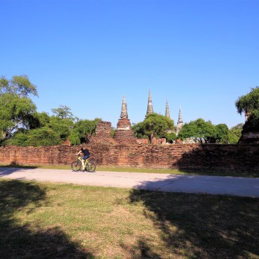Eu no pedal, saindo do Wat Phra Si Sanphet