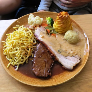 Exemplo de prato que pedíamos para compartilhar com o Tales - spatzle, carne com molho e vegetais - em média 15 euros